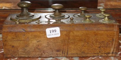 199- Série de poids en laiton sur son socle...