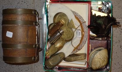 113- Lot de divers : bourse en perles, briquet,...