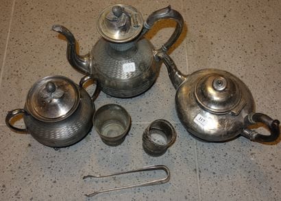 117- Lot en étain comprenant théière, cafetière...