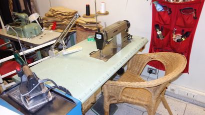 256- Machine à coudre JUKI et sa table