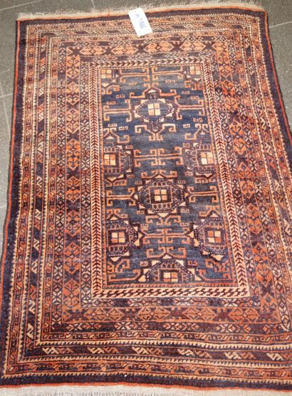 166- Tapis fait main à décor de frise et...