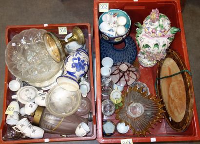 368- 2 caisses de divers : vases, tasses,...