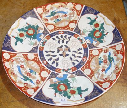 225- Important plat rond dans le goût d'Imari...