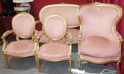 290- Mobilier de salon en bois sculpté et...