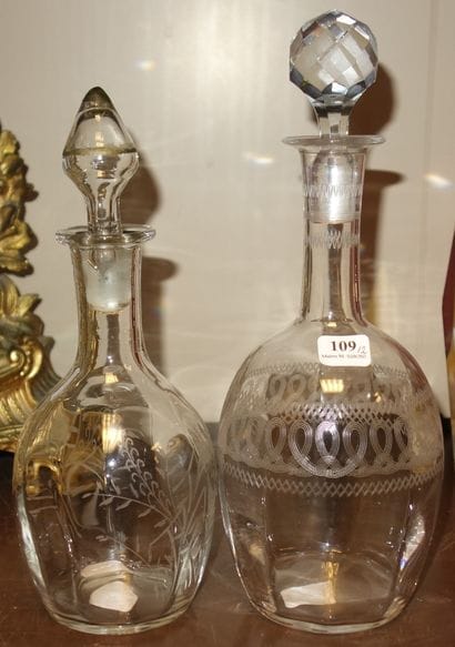 109- 2 carafes en cristal gravé H : 27 cm...