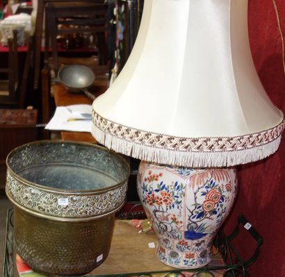 289- Cache-pot en cuivre et lampe