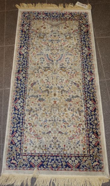 161- Tapis fait main sur fond beige à décor...