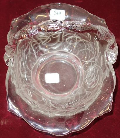 249- Corbeille en verre à décor de roses