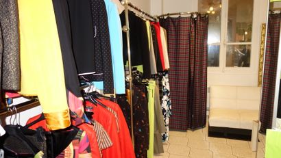 253- Stock de vêtements prêt à porter féminin...