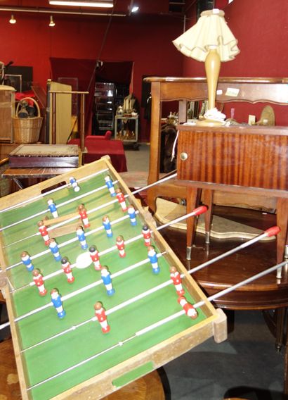 286- Babyfoot, chevet et lampe