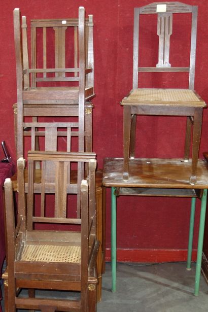285- Table à 2 plateaux, 6 chaises et pupitre...
