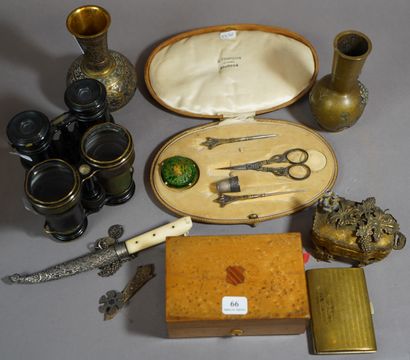 66- Lot de divers : 2 nécessaires à couture...