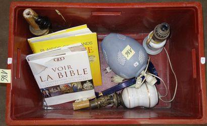 186- Lot de divers : lampes, livres, ...