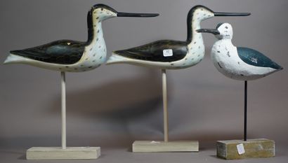 32- Trois oiseaux en bois peint sur leur...
