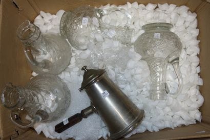 75- Lot de 4 carafes en cristal taillé et...