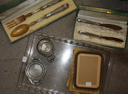 51- Lot de divers : étains, 2 taste-vin,...
