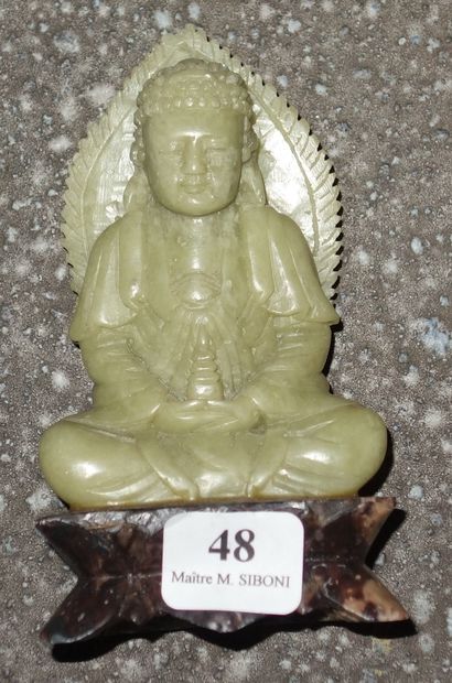 48- Bouddha en pierre dure sur son socle...