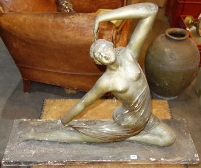 331- Sculpture en plâtre à décor de danseuse...