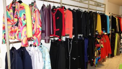 253- Stock de vêtements prêt à porter féminin...