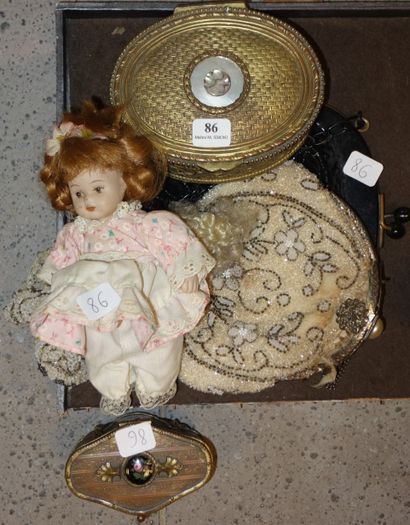 86- Lot de boîtes en métal doré ornées de...