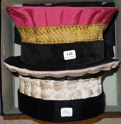 140- 2 chapeaux de magistrat
