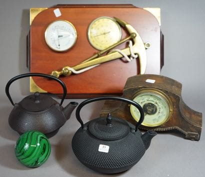 33- Lot de divers dont baromètre et théières...