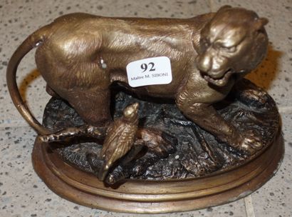92- Sculpture en bronze à décor de lionne...