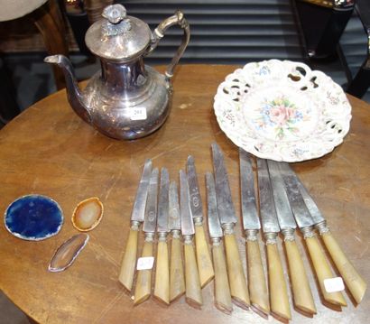 201- Lot de divers : couteaux manches corne,...