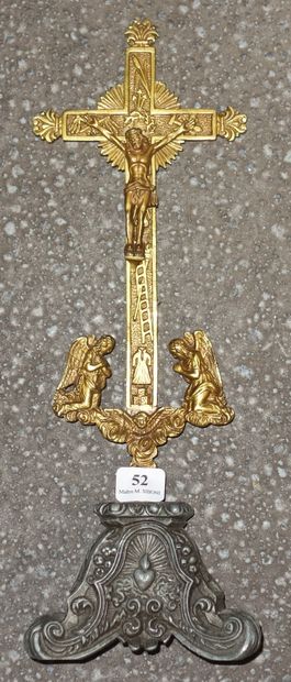 52- Crucifix en métal et laiton H : 29 c...