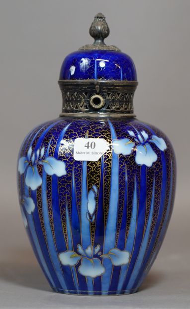 40- Brûle-parfum en porcelaine émaillée à...