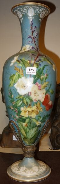 125- Vase balustre en porcelaine à décor...