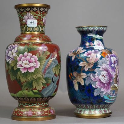 64- Deux vases en cloisonné à décor de fleurs...