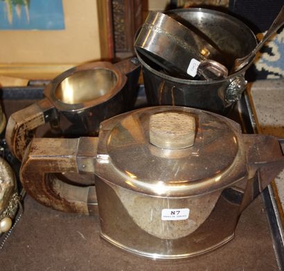 87- Lot de métal argenté comprenant : théière,...