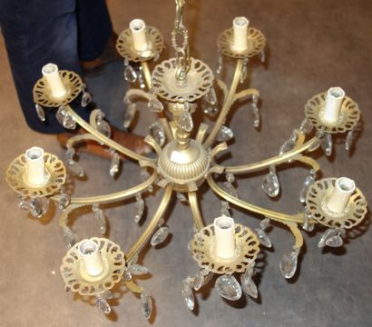 210- Lustre à pendeloques en bronze doré...