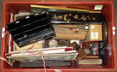 19- Lot de divers : albums photos, cadres,...
