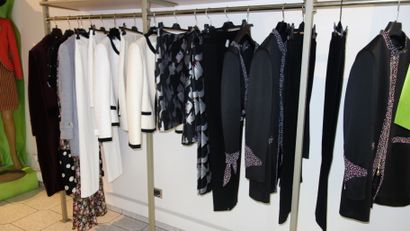 253- Stock de vêtements prêt à porter féminin...
