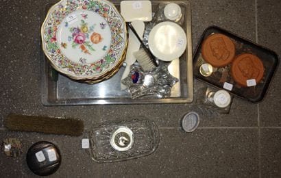 73- Lot de vaisselle comprenant : 15 assiettes...