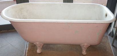 338- Ancienne baignoire en fonte sur pieds...