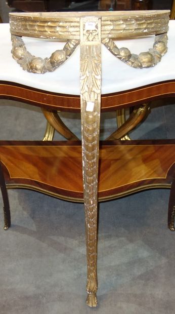 304- Console d'applique en bois sculpté et...