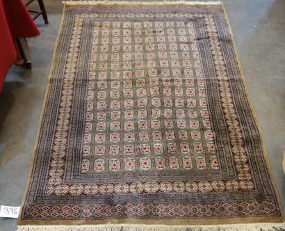 376- Tapis fait main à décor stylisé et fleurs...