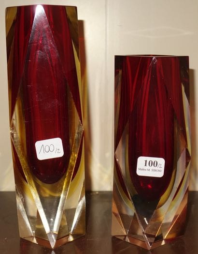 100- Deux vases en cristal taillé (accidents)...