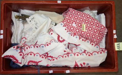 188- Caisse de linge ancien : nappes, rideaux,...