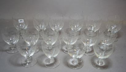 264- Six grands et six petits verres à pied...