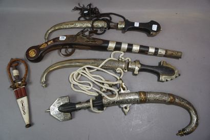 208- Lot de 3 poignards orientaux, pistolet...