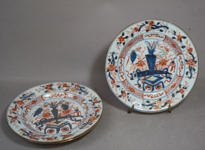 235- IMARI 3 assiettes en porcelaine à décor...