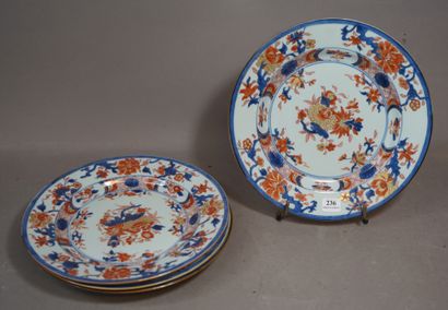 236- IMARI 4 assiettes en porcelaine à décor...