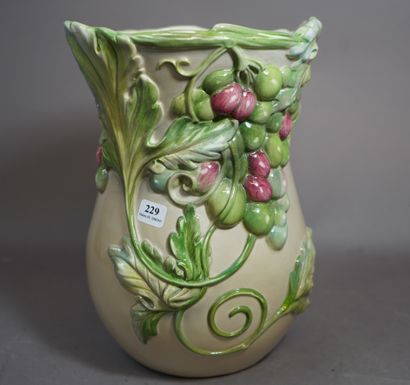 229- CHAUMETTE Vase en faïence à décor de...