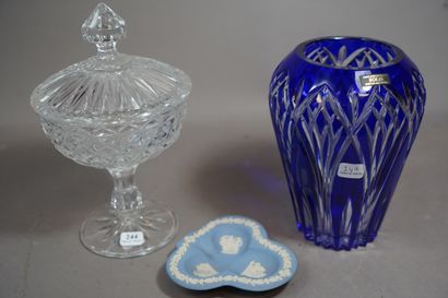 244- Vase et drageoir en cristal On y joint...