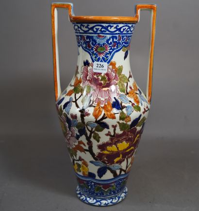 226- GIEN Vase à anse, modèle ''Pivoines''...