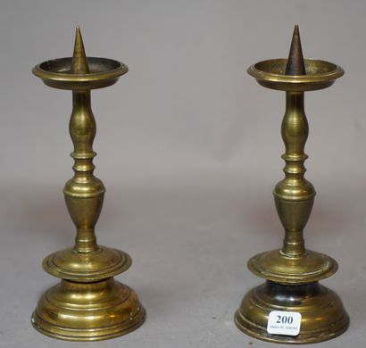 200- Paire de pique-cierges en bronze H :...